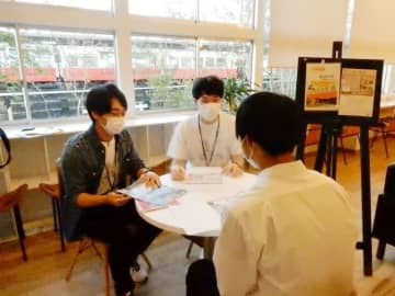 駅の「待合室」が塾に！？　現役明大生が勉強のこつ伝授　市原・小湊鉄道14日まで無料相談会