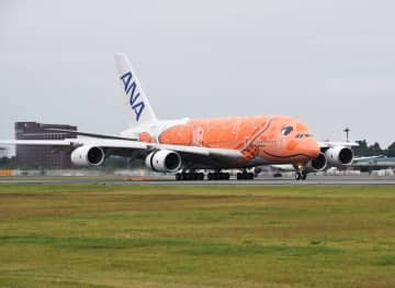 「空飛ぶウミガメ」3機そろう　成田空港にオレンジ色の「最後の1匹」到着　全日空の超大型機エアバス