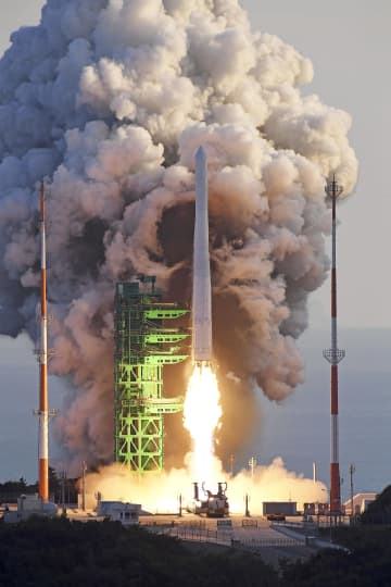ニュース画像：国産ロケット初の打ち上げ、韓国　全長47m、3段式の「ヌリ号」