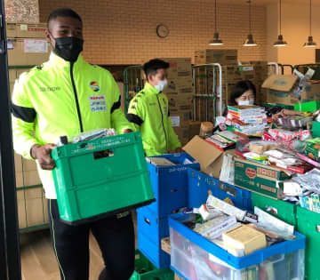 食品ロス削減へ一肌　ジェフ選手がフードバンクで仕分け作業　千葉市