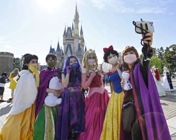 仮装してディズニー満喫　ハロウィーン、2年ぶり