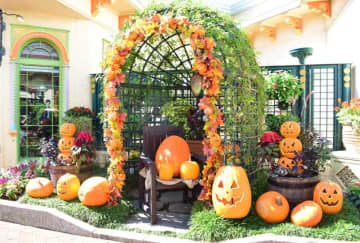 街中妖しくポップに　イクスピアリのハロウィーン　【舞浜タイムズ10月号】
