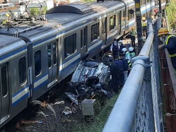 【速報】JR外房線で踏切事故　1人死亡、軽乗用車が大破