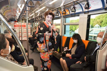 モノレール車内、歌と踊りと朗読と　貸し切り車両で芸能鑑賞　千葉おかみさん会