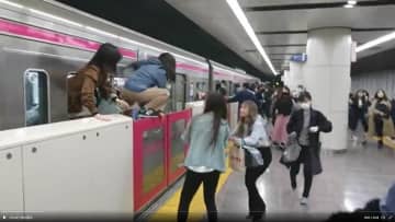 京王線刺傷「ホームドア」なぜ開かなかった　「転落防止」も専門家が指摘したのは