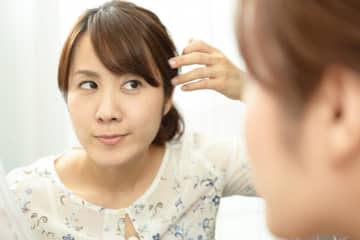 女性の髪のお悩み気になり始めるのは「38.5歳」。つむじ、てっぺんの薄毛、あとは...