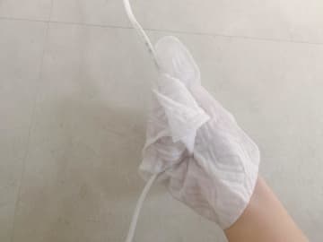 【ダイソー】手にはめて拭くだけ！素手感覚で掃除できる「ミトングローブ」便利だわ。