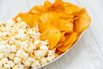コンビニで買える「スナック菓子」ランキング、2位「ポテトチップス」を抑えて1位に輝いたのは…？