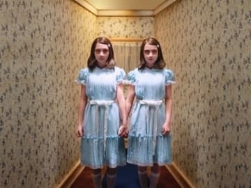 「ハロー、ダニー」コスプレイヤーえなこが映画『シャイニング』グレイディ姉妹を一人二役で再現