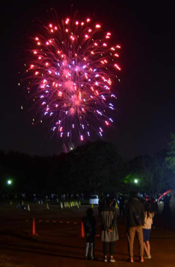秋の夜空彩る3000発　市内10カ所で打ち上げ花火　「佐倉花火フェスタ」