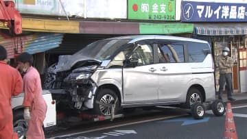 【速報】車が衣料品店に突っ込む　アクセルとブレーキを踏み違えか