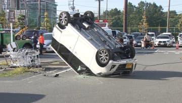 【速報】スーパー駐車場で車が暴走 4台と衝突し横転も 運転手の高齢男性『ブレーキとアクセル踏み間違えた』