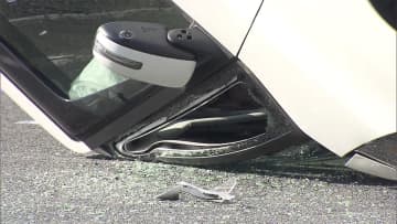 車4台に衝突 軽自動車が横転　高齢男性 運転の車が...