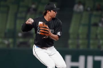 「千葉の三遊間ってゴロ抜けるの？」　逆シングルからの“1回転送球”にファン驚愕
