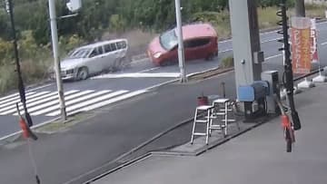 猛スピードで追突...車横転　カメラが捉えた事故の瞬間　赤信号で停車中に...