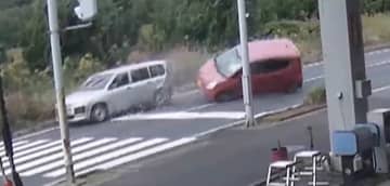 【衝撃】防犯カメラの目の前で起きた猛スピードでの追突事故…車が横転し白煙上がる瞬間映像