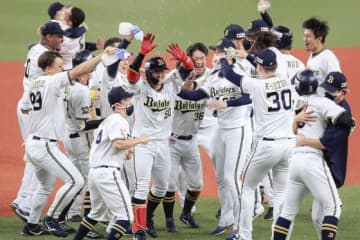 なぜオリ中嶋監督は“強攻策”を選択？　奇襲でなく必然…劇的決着を呼んだ信頼関係
