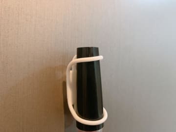 ペンもハンコも玄関ドアにペタッ！セリアの「ハンコホルダー」便利すぎた。