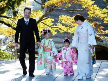 【写真複数あり】成田山、晴れ晴れ七五三　赤やピンク、境内華やかに