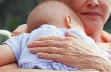 超高齢出産が増加中の英国　51歳で念願の母になった女性が喜び語る