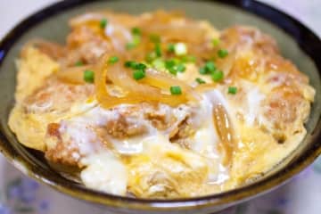 「カツ丼」ってなんで揚げた後に卵とじするの？ めんどくさくない？ →その理由は