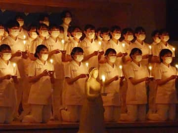 「看護の道歩む」決意新た　59人が継灯式　君津中央病院付属学校