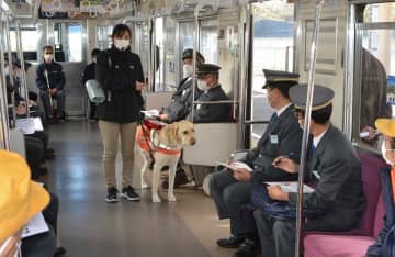 視覚障害者の立場学ぶ　声掛け、サポート体験　印西牧の原駅北総線駅員ら　日本盲導犬協会招き講習会