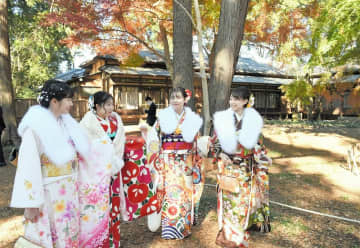 振り袖華やか　10カ月越しの“成人式”　国文化財で撮影も　富里
