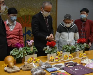 コロナ集団感染を乗り越え寅人形　「北総育成園」入所者、制作販売を再開