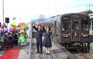 ニュース画像：「熊本・くま川鉄道が一部再開　昨年の豪雨で被災、住民ら祝福」