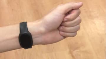 保育時の事故を防ぐ！子どもの居場所と状態を把握できる「リストバンド」…心拍数・血圧・ストレス値も測定
