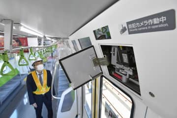 ニュース画像：JR東日本の山手線車両に設置されている防犯カメラ（上）。その下は非常用ドアコック＝11月、東京都品川区- 「列車内の防犯カメラ義務化へ　国交省、京王線事件受け」