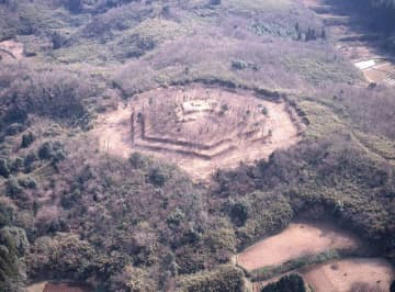 謎の巨大六角遺跡　民間から無償取得　市原市　全長60メートル、有力者の墓か