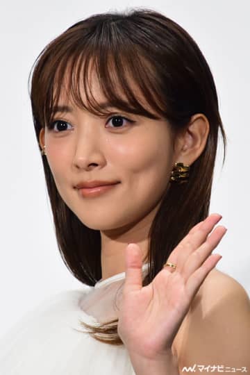妊娠中の夏菜、ふっくらお腹も片肌脱ぎ＆スリット美脚でスレンダーボディ強調