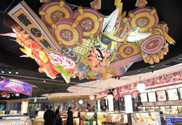 成田空港の免税店「ねぶた電飾」でお出迎え　コロナ対策で店舗拡大、「ピンチをチャンスに」と無病息災願う