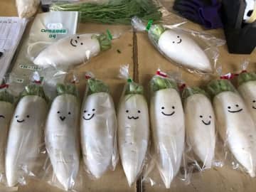 「一本でも売れて欲しくて(涙)」大根に“顔のイラスト”農家の企業努力が可愛い…売れ行きを聞いた
