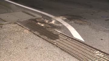 車とバイク衝突 1人死亡　運転手 車を放置し逃走中