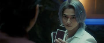 横浜流星、銀髪＆不敵な笑みで死のババ抜き…『嘘喰い』カット一挙公開