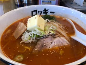 バターはサイコロ級！汗をかきながら食べたい「温泉併設のラーメン店」（帯広市）