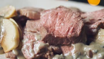 簡単＆オーブン任せでOK！クリスマスの食卓が華やぐ！りんごとブルーチーズのローストポーク【肉loverの感覚レシピ】