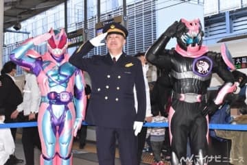 『仮面ライダーリバイス』が東海道新幹線とコラボ、映画を記念したスペシャル企画が実現