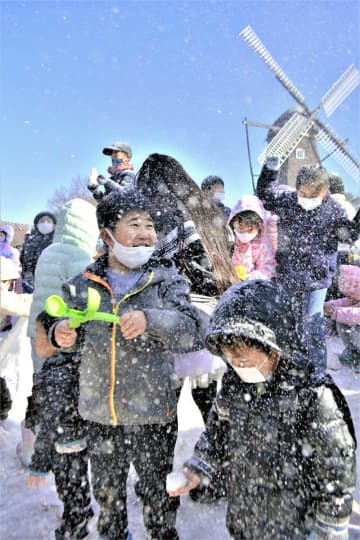 アンデルセン公園、雪の贈り物　2年ぶり、人工降雪機で　北欧お菓子並ぶクリスマスマーケットも　船橋
