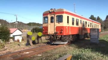 線路ギリギリ“撮り鉄”の危険行為！鉄道会社が注意喚起…私有地侵入、柵乗り越え、迷惑駐車も
