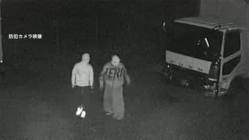 真夜中の人影 カメラがとらえた覆面の2人組 トラック物色　ドアの鍵穴破壊