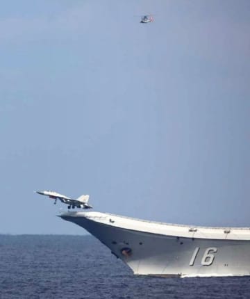 ニュース画像：中国空母から戦闘機とヘリが発着　太平洋で「遼寧」