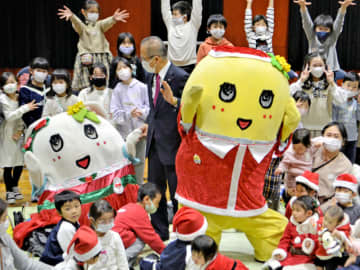 「会いたかったなっしー！」　ふなっしーサンタがサプライズ登場　船橋の児童館