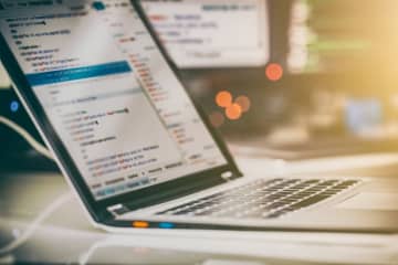 PHPはなぜ選ばれる? 副業にもメリットがある人気プログラミング言語