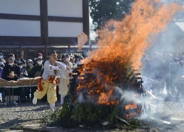 成田山新勝寺でお焚き上げ　納め札燃やし、御利益に感謝