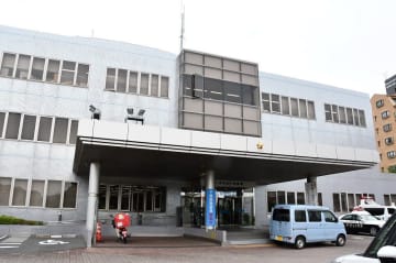 ガードレールに衝突、車が横転…　目撃した女性が110番　酒気帯び運転か男逮捕　松戸署