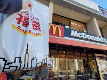 マックの大人気「福袋2022」開封レポ！光るポテト、保冷リュック...全部見せます！